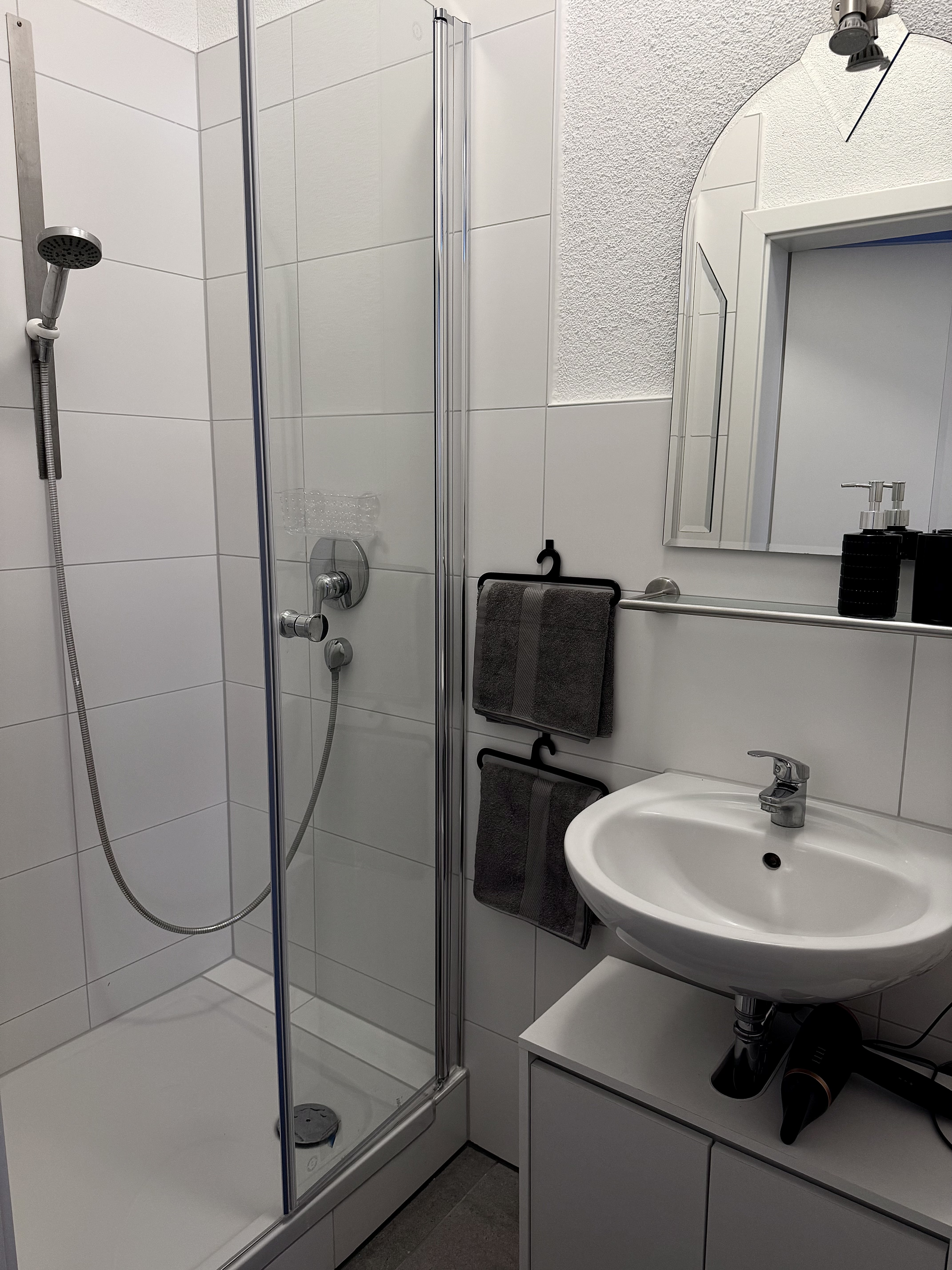 Wohnung 21 – Badezimmer mit Dusche